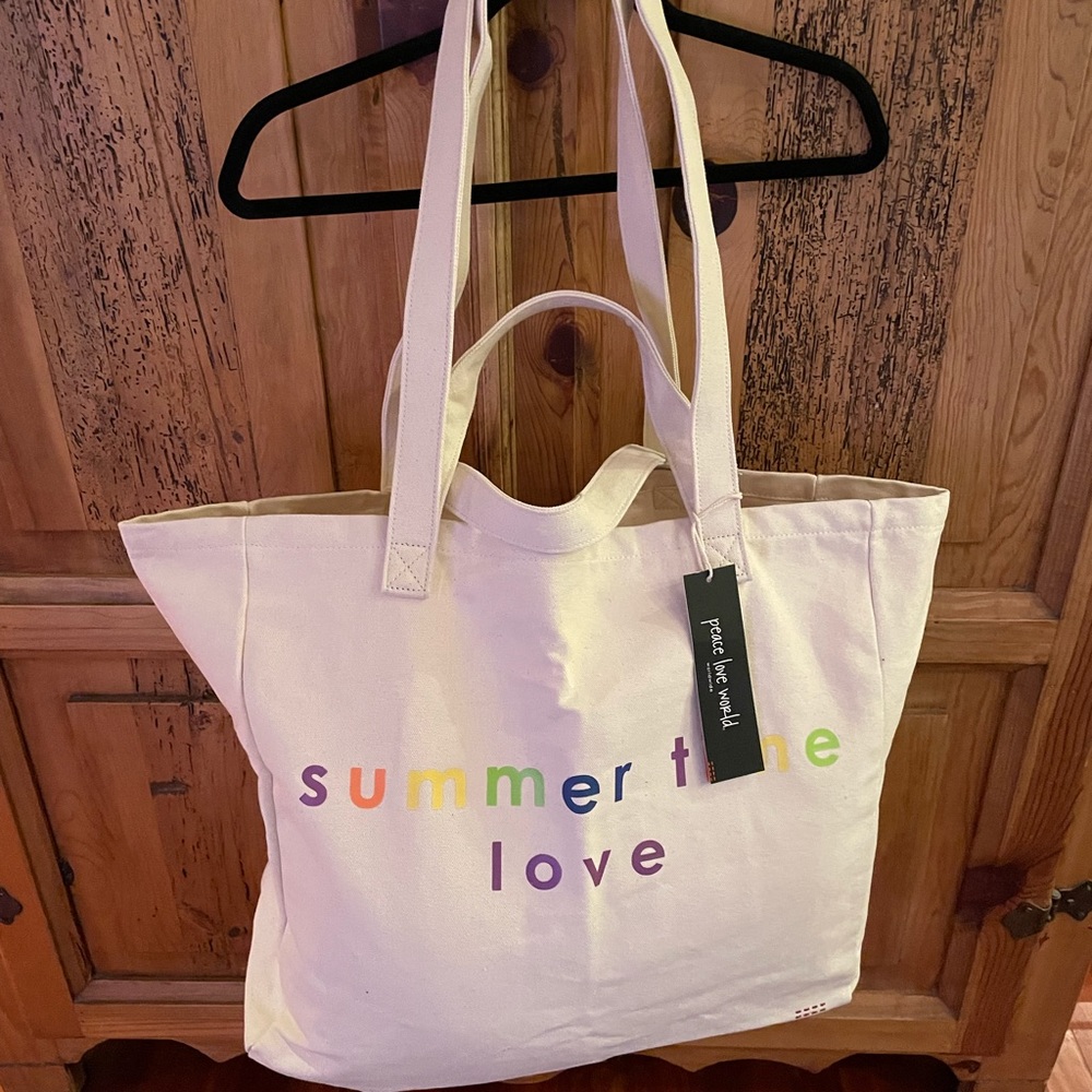 RARE NWT  PEACE LOVE WORLD DOUBLE STRAP TOTE BAG. A MUST HAVE ALL YEAR ROUND. 😎